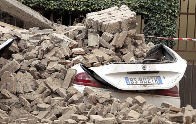 El temblor, que tuvo su hipocentro a 5 kilómetros al este de la localidad de San Felice sul Panaro, según el Instituto Nacional de Geofísica y Vulcanología de Italia, estuvo precedido por otros dos seísmos, uno de intensidad 4,1 a las 23.13 GMT del sábado -unas tres horas antes del principal- y otro, de 2,2 grados, a las 23.43 GMT. EFE