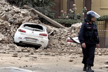 El temblor, que tuvo su hipocentro a 5 kilómetros al este de la localidad de San Felice sul Panaro, según el Instituto Nacional de Geofísica y Vulcanología de Italia, estuvo precedido por otros dos seísmos, uno de intensidad 4,1 a las 23.13 GMT del sábado -unas tres horas antes del principal- y otro, de 2,2 grados, a las 23.43 GMT. EFE