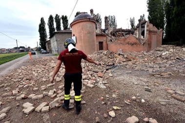 El temblor, que tuvo su hipocentro a 5 kilómetros al este de la localidad de San Felice sul Panaro, según el Instituto Nacional de Geofísica y Vulcanología de Italia, estuvo precedido por otros dos seísmos, uno de intensidad 4,1 a las 23.13 GMT del sábado -unas tres horas antes del principal- y otro, de 2,2 grados, a las 23.43 GMT. EFE