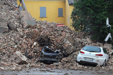 El temblor, que tuvo su hipocentro a 5 kilómetros al este de la localidad de San Felice sul Panaro, según el Instituto Nacional de Geofísica y Vulcanología de Italia, estuvo precedido por otros dos seísmos, uno de intensidad 4,1 a las 23.13 GMT del sábado -unas tres horas antes del principal- y otro, de 2,2 grados, a las 23.43 GMT. EFE