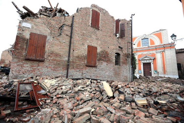 El temblor, que tuvo su hipocentro a 5 kilómetros al este de la localidad de San Felice sul Panaro, según el Instituto Nacional de Geofísica y Vulcanología de Italia, estuvo precedido por otros dos seísmos, uno de intensidad 4,1 a las 23.13 GMT del sábado -unas tres horas antes del principal- y otro, de 2,2 grados, a las 23.43 GMT. EFE
