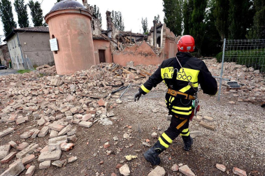 El temblor, que tuvo su hipocentro a 5 kilómetros al este de la localidad de San Felice sul Panaro, según el Instituto Nacional de Geofísica y Vulcanología de Italia, estuvo precedido por otros dos seísmos, uno de intensidad 4,1 a las 23.13 GMT del sábado -unas tres horas antes del principal- y otro, de 2,2 grados, a las 23.43 GMT. EFE