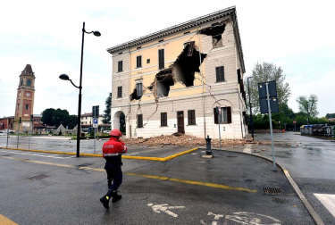 El temblor, que tuvo su hipocentro a 5 kilómetros al este de la localidad de San Felice sul Panaro, según el Instituto Nacional de Geofísica y Vulcanología de Italia, estuvo precedido por otros dos seísmos, uno de intensidad 4,1 a las 23.13 GMT del sábado -unas tres horas antes del principal- y otro, de 2,2 grados, a las 23.43 GMT. EFE