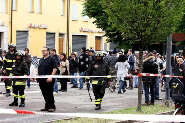 El temblor, que tuvo su hipocentro a 5 kilómetros al este de la localidad de San Felice sul Panaro, según el Instituto Nacional de Geofísica y Vulcanología de Italia, estuvo precedido por otros dos seísmos, uno de intensidad 4,1 a las 23.13 GMT del sábado -unas tres horas antes del principal- y otro, de 2,2 grados, a las 23.43 GMT. EFE