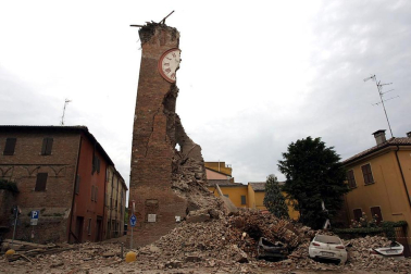 El temblor, que tuvo su hipocentro a 5 kilómetros al este de la localidad de San Felice sul Panaro, según el Instituto Nacional de Geofísica y Vulcanología de Italia, estuvo precedido por otros dos seísmos, uno de intensidad 4,1 a las 23.13 GMT del sábado -unas tres horas antes del principal- y otro, de 2,2 grados, a las 23.43 GMT. EFE