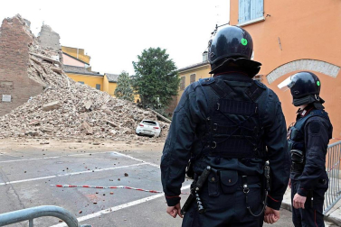 El temblor, que tuvo su hipocentro a 5 kilómetros al este de la localidad de San Felice sul Panaro, según el Instituto Nacional de Geofísica y Vulcanología de Italia, estuvo precedido por otros dos seísmos, uno de intensidad 4,1 a las 23.13 GMT del sábado -unas tres horas antes del principal- y otro, de 2,2 grados, a las 23.43 GMT. EFE