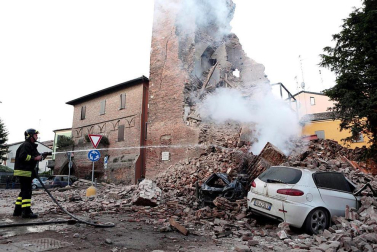 El temblor, que tuvo su hipocentro a 5 kilómetros al este de la localidad de San Felice sul Panaro, según el Instituto Nacional de Geofísica y Vulcanología de Italia, estuvo precedido por otros dos seísmos, uno de intensidad 4,1 a las 23.13 GMT del sábado -unas tres horas antes del principal- y otro, de 2,2 grados, a las 23.43 GMT. EFE