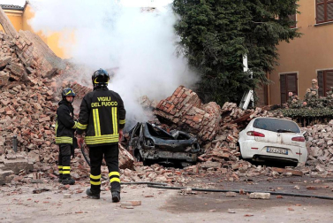 El temblor, que tuvo su hipocentro a 5 kilómetros al este de la localidad de San Felice sul Panaro, según el Instituto Nacional de Geofísica y Vulcanología de Italia, estuvo precedido por otros dos seísmos, uno de intensidad 4,1 a las 23.13 GMT del sábado -unas tres horas antes del principal- y otro, de 2,2 grados, a las 23.43 GMT. EFE