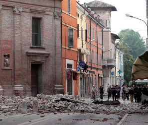 El temblor, que tuvo su hipocentro a 5 kilómetros al este de la localidad de San Felice sul Panaro, según el Instituto Nacional de Geofísica y Vulcanología de Italia, estuvo precedido por otros dos seísmos, uno de intensidad 4,1 a las 23.13 GMT del sábado -unas tres horas antes del principal- y otro, de 2,2 grados, a las 23.43 GMT. EFE