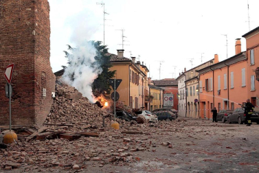 El temblor, que tuvo su hipocentro a 5 kilómetros al este de la localidad de San Felice sul Panaro, según el Instituto Nacional de Geofísica y Vulcanología de Italia, estuvo precedido por otros dos seísmos, uno de intensidad 4,1 a las 23.13 GMT del sábado -unas tres horas antes del principal- y otro, de 2,2 grados, a las 23.43 GMT. EFE