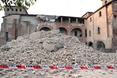 El temblor, que tuvo su hipocentro a 5 kilómetros al este de la localidad de San Felice sul Panaro, según el Instituto Nacional de Geofísica y Vulcanología de Italia, estuvo precedido por otros dos seísmos, uno de intensidad 4,1 a las 23.13 GMT del sábado -unas tres horas antes del principal- y otro, de 2,2 grados, a las 23.43 GMT. EFE