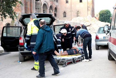 El temblor, que tuvo su hipocentro a 5 kilómetros al este de la localidad de San Felice sul Panaro, según el Instituto Nacional de Geofísica y Vulcanología de Italia, estuvo precedido por otros dos seísmos, uno de intensidad 4,1 a las 23.13 GMT del sábado -unas tres horas antes del principal- y otro, de 2,2 grados, a las 23.43 GMT. EFE