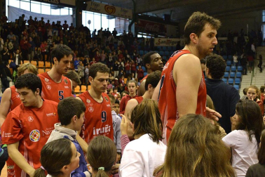 Imágenes de los asistentes al segundo partido de playoff entre Grupo Iruña y Menorca