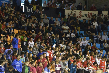 Imágenes de los asistentes al segundo partido de playoff entre Grupo Iruña y Menorca
