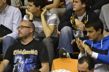 Imágenes de los asistentes al segundo partido de playoff entre Grupo Iruña y Menorca