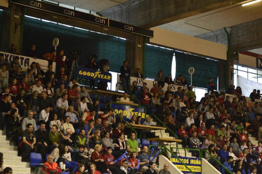 Imágenes de los asistentes al segundo partido de playoff entre Grupo Iruña y Menorca