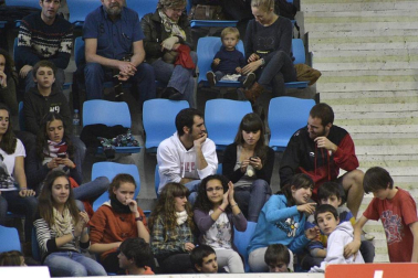 Imágenes de los asistentes al segundo partido de playoff entre Grupo Iruña y Menorca