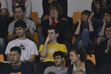 Imágenes de los asistentes al segundo partido de playoff entre Grupo Iruña y Menorca
