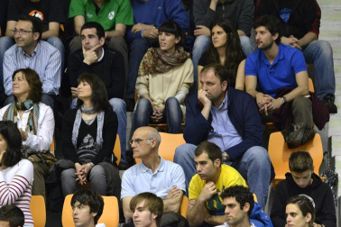 Imágenes de los asistentes al segundo partido de playoff entre Grupo Iruña y Menorca