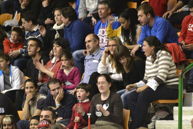 Imágenes de los asistentes al segundo partido de playoff entre Grupo Iruña y Menorca