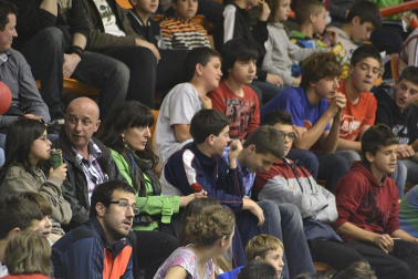 Imágenes de los asistentes al segundo partido de playoff entre Grupo Iruña y Menorca