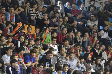Imágenes de los asistentes al segundo partido de playoff entre Grupo Iruña y Menorca
