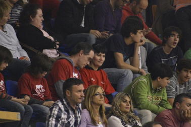 Imágenes de los asistentes al segundo partido de playoff entre Grupo Iruña y Menorca