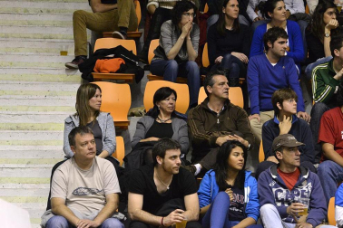 Imágenes de los asistentes al segundo partido de playoff entre Grupo Iruña y Menorca