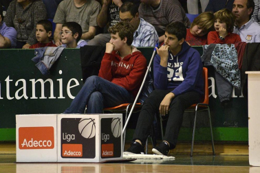 Imágenes de los asistentes al segundo partido de playoff entre Grupo Iruña y Menorca