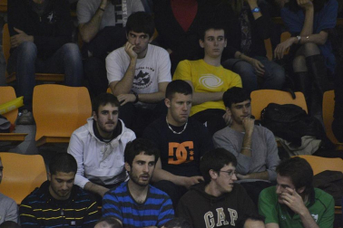 Imágenes de los asistentes al segundo partido de playoff entre Grupo Iruña y Menorca