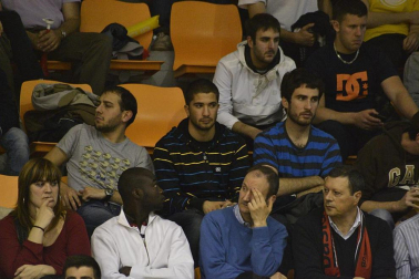 Imágenes de los asistentes al segundo partido de playoff entre Grupo Iruña y Menorca
