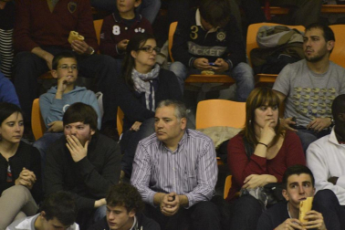 Imágenes de los asistentes al segundo partido de playoff entre Grupo Iruña y Menorca