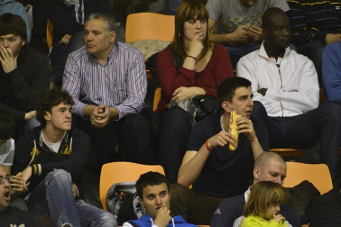 Imágenes de los asistentes al segundo partido de playoff entre Grupo Iruña y Menorca