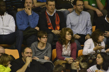 Imágenes de los asistentes al segundo partido de playoff entre Grupo Iruña y Menorca