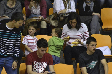 Imágenes de los asistentes al segundo partido de playoff entre Grupo Iruña y Menorca