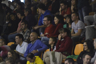 Imágenes de los asistentes al segundo partido de playoff entre Grupo Iruña y Menorca