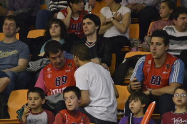 Imágenes de los asistentes al segundo partido de playoff entre Grupo Iruña y Menorca