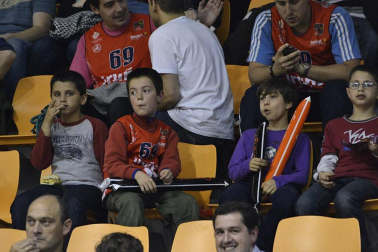 Imágenes de los asistentes al segundo partido de playoff entre Grupo Iruña y Menorca