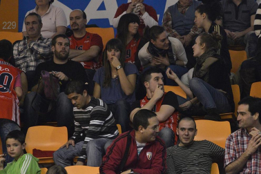 Imágenes de los asistentes al segundo partido de playoff entre Grupo Iruña y Menorca