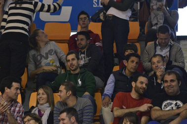 Imágenes de los asistentes al segundo partido de playoff entre Grupo Iruña y Menorca