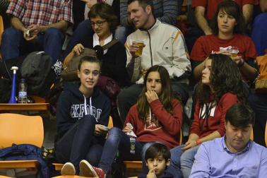 Imágenes de los asistentes al segundo partido de playoff entre Grupo Iruña y Menorca