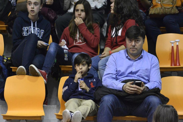 Imágenes de los asistentes al segundo partido de playoff entre Grupo Iruña y Menorca