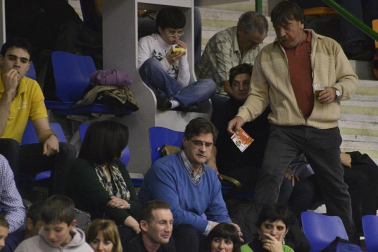 Imágenes de los asistentes al segundo partido de playoff entre Grupo Iruña y Menorca
