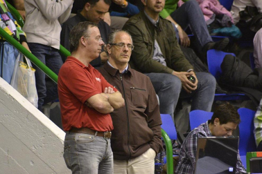 Imágenes de los asistentes al segundo partido de playoff entre Grupo Iruña y Menorca