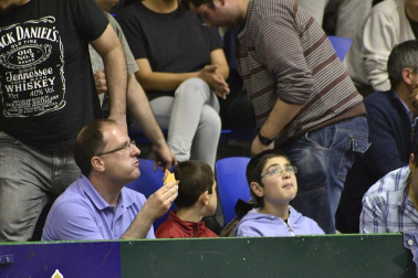 Imágenes de los asistentes al segundo partido de playoff entre Grupo Iruña y Menorca