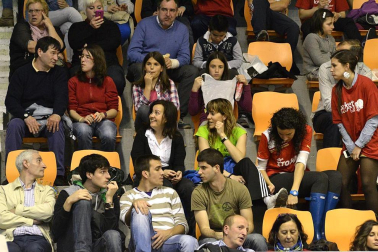 Imágenes de los asistentes al segundo partido de playoff entre Grupo Iruña y Menorca
