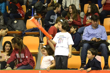 Imágenes de los asistentes al segundo partido de playoff entre Grupo Iruña y Menorca