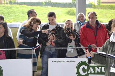 Este domingo se celebró en la terraza exterior del Centro Comercial Itaroa el I Concurso Canino de Navarra, con la participación de 29 perros de diferentes razas.