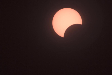 Millones de personas en Asia y Estados Unidos han podido observar  el eclipse anular de Sol que se ha producido en la madrugada de este lunes.