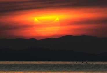 Millones de personas en Asia y Estados Unidos han podido observar  el eclipse anular de Sol que se ha producido en la madrugada de este lunes.